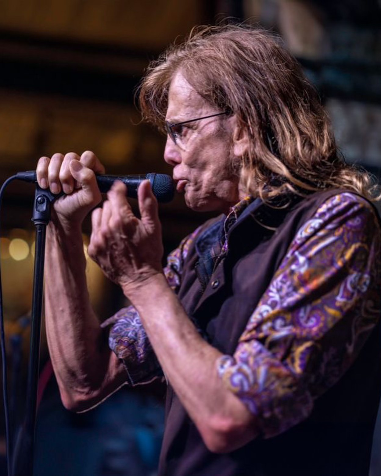 Clive Lochner singing live
